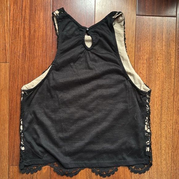 ✨ Black & tan crochet racerback top ✨ - Picture 4 of 5
